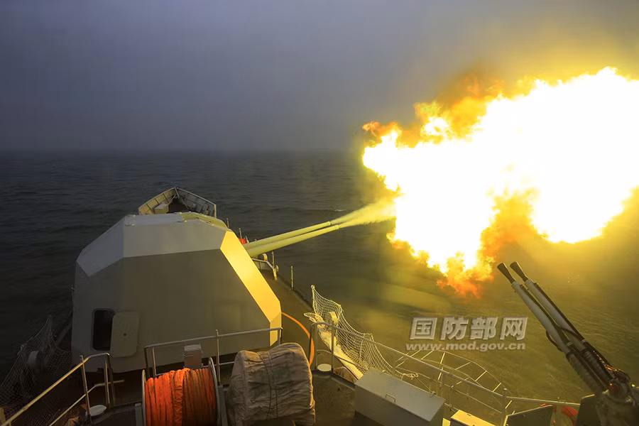 Ngoài ra, loại tàu chiến này còn có hai pháo hạm nòng kép 100mm.