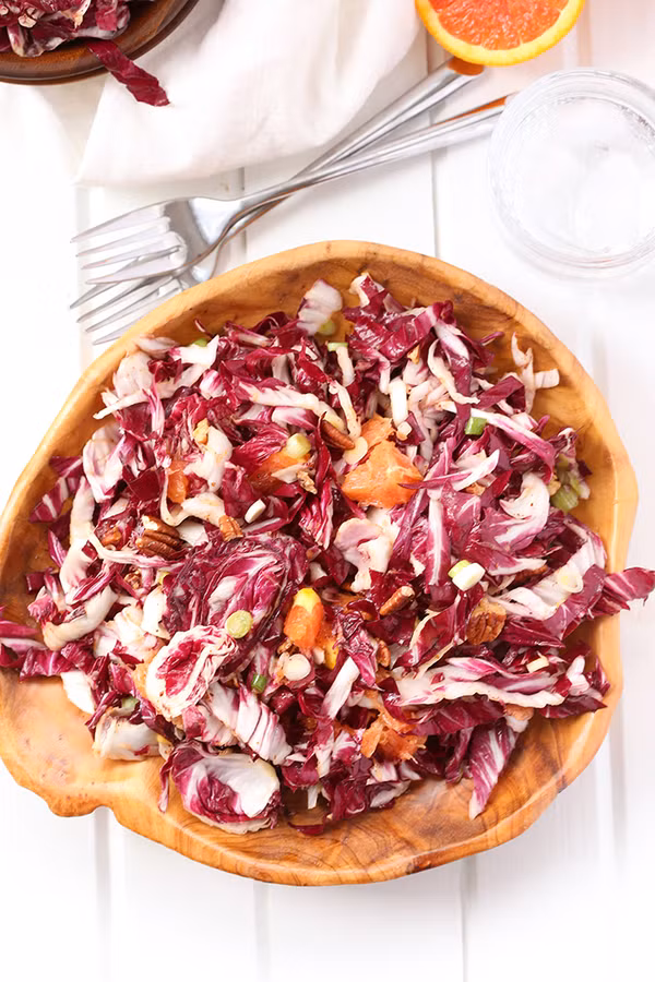 Salad bắp cải tím và cam: Bắp cải tím chứa rất nhiều vitamin và dưỡng chất tốt khi kết hợp với cam sẽ có vị lạ miệng, rất thanh mát cho ngày hè. Cách làm của món này rất đơn giản, chỉ cần 2 bắp cải tím thái sợi, 4 quả cam gọt vỏ cắt nhỏ trộn đều với quả hồ đào nướng, muối, tiêu đen, 2 muỗng canh dầu ô liu, 1 muỗng canh xi-rô cây thích và 1 muỗng cà phê mù tạt. 