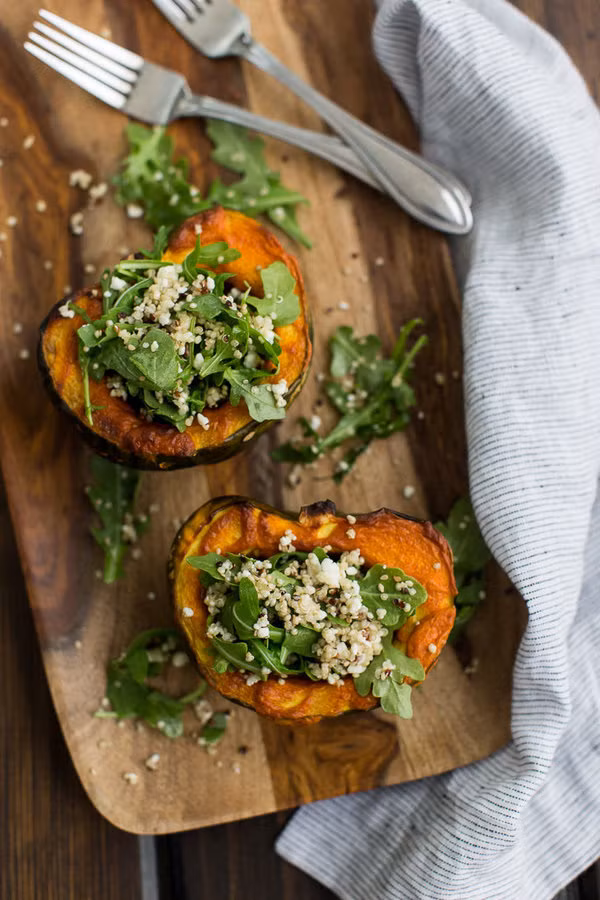 Salad bí ngô: Nguyên liệu chính của món này là bí ngô quả nhỏ, sữa chua Hy Lạp. Để làm món này, bí ngô được bổ đôi, nhồi sữa chua Hy Lạp rồi đem nướng chín. Sau khi bí chín thì trộn rau arugula với hạt diêm mạch nấu chín, pho mát Feta, dầu ô liu, nước cốt chanh và mật ong rồi bày lên trên.