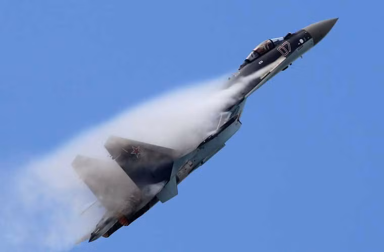 Động cơ đẩy véc tơ 2D 117S trên Su-35 sử dụng công nghệ tua bin áp suất thấp và tua bin cao áp tiên tiến, đồng thời đã sử dụng hệ thống kiểm soát số hóa chính xác SDU-D. Những công nghệ mới này làm cho lực đẩy tổng thể của động cơ này tăng vọt 16%. Tuổi thọ sử dụng động cơ 117S là 4.000 giờ, hơn gấp đôi động cơ cùng loại. Thời gian cách nhau giữa hai lần đại tu là 1.000 giờ, cũng gấp đôi sản phẩm cùng loại, điều này đã đóng góp to lớn cho năng lực điều động và thời gian tác chiến của Su-35.