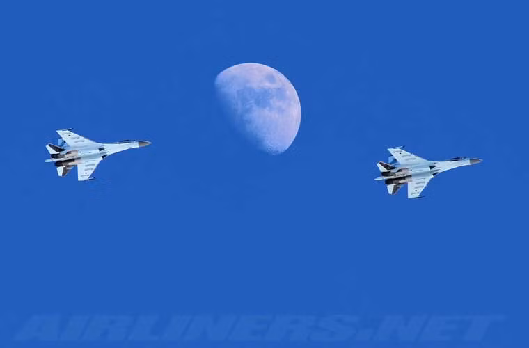 Rất nhiều chuyên gia nhận định rằng, tính năng của máy bay chiến đấu Su-35 đã vượt tất cả máy bay chiến đấu thế hệ thứ tư, bao gồm Rafale Pháp và Eurofighter Typhoon của châu Âu,và có thể đối đầu hiệu quả với máy bay chiến đấu tàng hình F-22A Raptor của Không quân Mỹ.