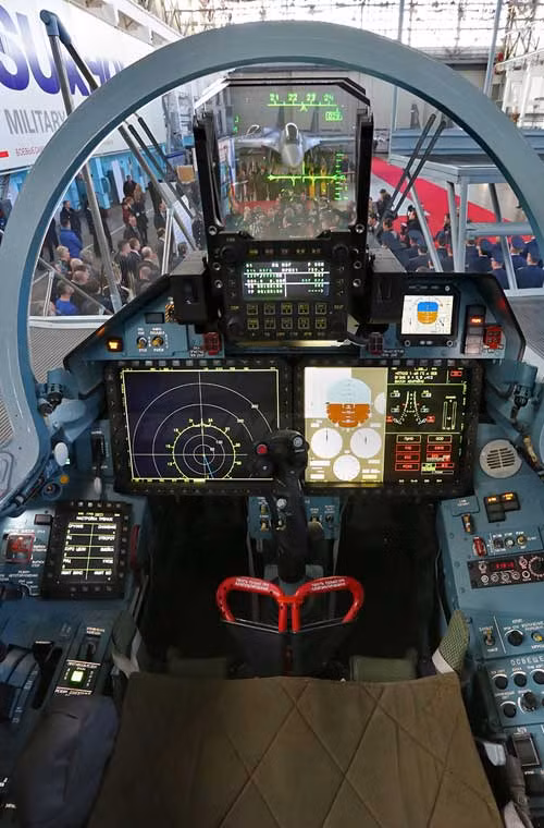 Hệ thống điều khiển trong buồng lái của Su-35 đơn giản hóa nhưng tiên tiến hơn với màn hình hiển thị thông số kĩ thuật bay, màn hình HUD.