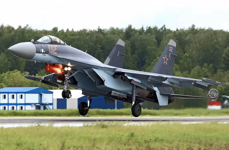 Nguyên mẫu ban đầu của Su-35 được định danh là Su-27M ra đời từ cuối những năm 1980 trên cơ sở cải tiến Su-27 huyền thoại. Phiên bản chính thức được chấp nhận sản xuất loạt Su-35S xuất hiện lần đầu tại triển lãm hàng không MAKS 2007. Su-35S đang được sản xuất theo các đơn hàng dồn dập từ Không quân Nga. Và tương lai có thể xuất khẩu ra nước ngoài.