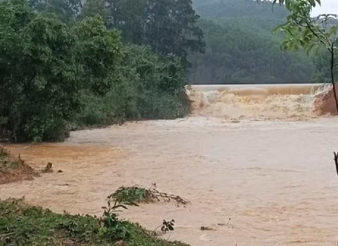Miền Trung mưa lũ lớn làm vỡ đập, 3 người chết và mất tích - Hình 2 Mien Trung mua lu lon lam vo dap, 3 nguoi chet va mat tich-Hinh-2