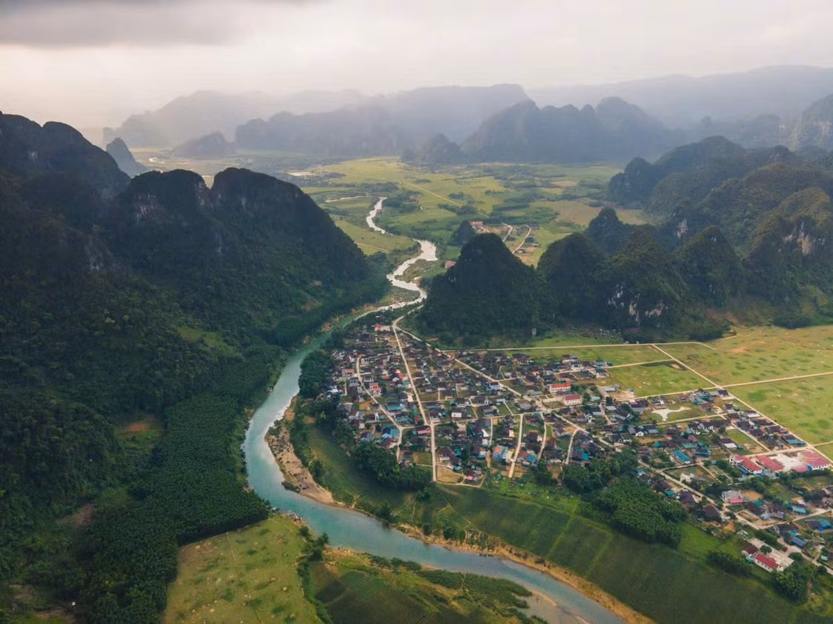 Đến Tân Hóa, du khách sẽ trải mình trong cảnh quan đẹp, trong lành, đặc sắc với vẻ đẹp hoang sơ của một làng quê yên bình. Ngoài ra, Tân Hoá còn là nới có hệ thống hang động Tú Làn gồm 10 hang động khác nhau với hệ thống thạch nhũ đẹp lung linh, huyền ảo. Cùng với nhiều món ăn ngon, con người Minh Hoá giàu lòng mến khách, đặc biệt là các lễ hội nơi đây sẽ là điểm độc đáo du khách trải nghiệm.