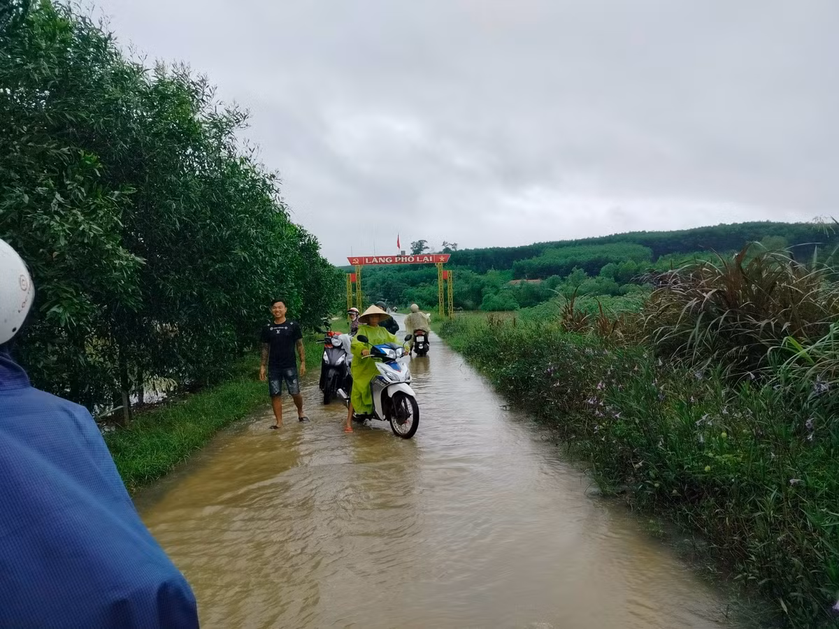 Theo đó với việc mưa cường suất lớn gây ngập úng, ngập lụt cục bộ, thoát chậm cho một số tuyến đường nội đô TP. Huế. Tại các huyện Quảng Điền, Phong Điền xảy ra ngập lũ ở các thôn, xã thấp trũng.