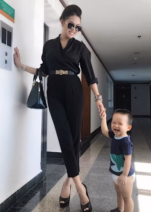 Khoảnh khắc hạnh phúc của Phi Thanh Vân bên con trai Tấn Đức trước khi rời nhà đi làm.