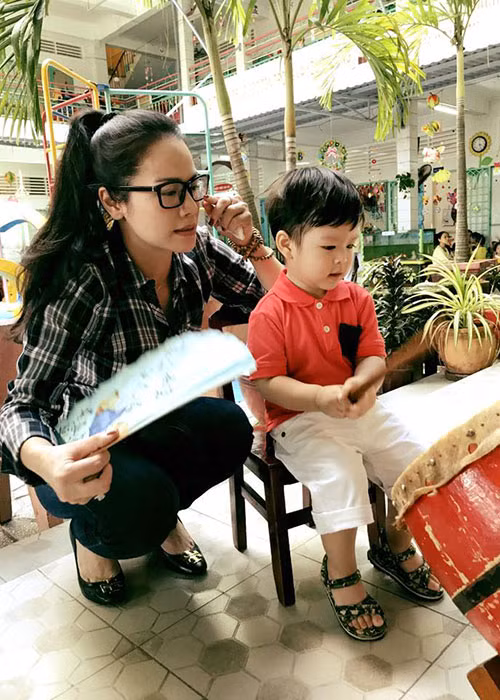 Nữ diễn viên ân cần chăm sóc cậu con trai trong một hoạt động mừng Tết Trung thu.