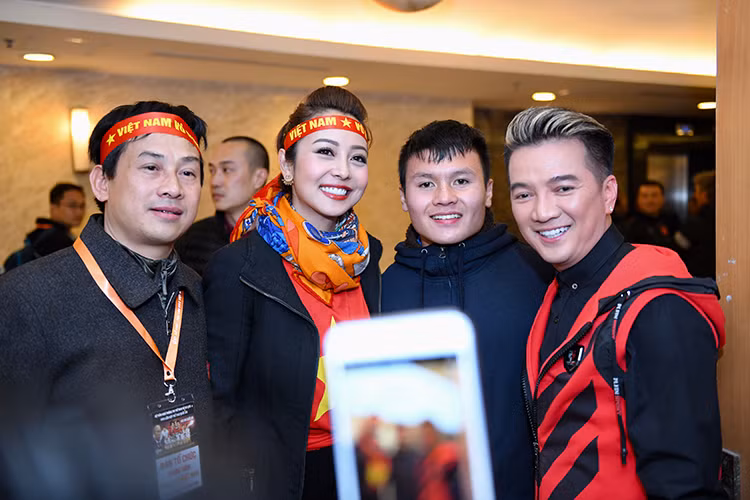 Jennifer Phạm rất vui vẻ khi có cơ hội gặp gỡ, chụp hình với Quang Hải khi tham gia đêm Gala vinh danh các cầu thủ. Ảnh: NVCC