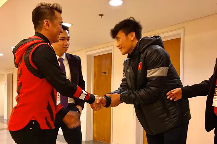 Đàm Vĩnh Hưng bắt tay, chụp hình cùng thủ môn Bùi Tiến Dũng. Ảnh: FBNV