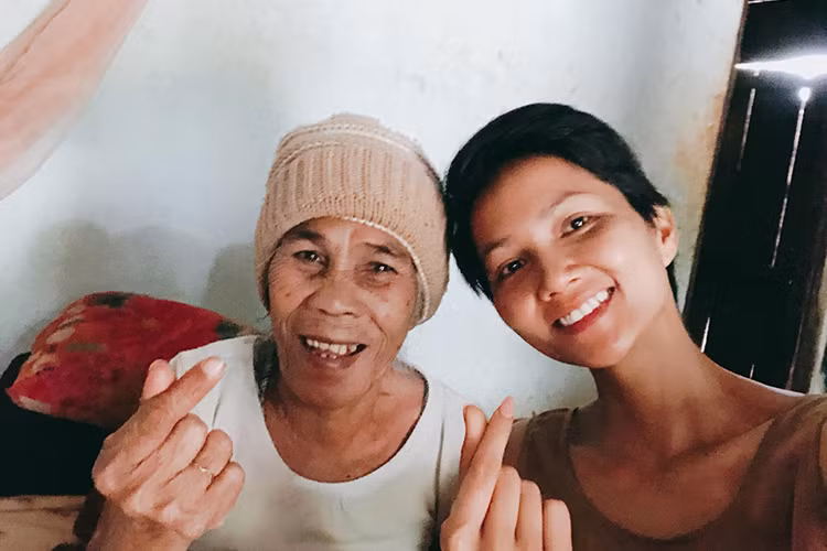 Hoa hậu H’hen Niê nhí nhảnh bên bà. “2 bà cháu bắn tim cho mọi người nhé. Ai nhận tim đi”, H’hen Niê viết.