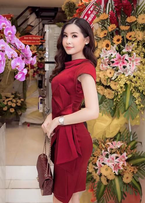 Không chỉ bị chê nhan sắc, cô còn bị "ném đá" vì đã từng dao kéo mũi, dù đã tháo sụn mũi trước khi thi hoa hậu.