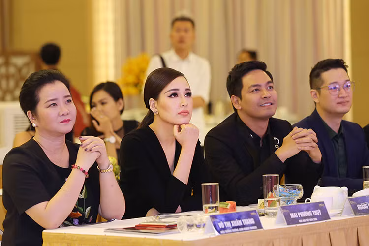 Ban tổ chức cũng chia sẻ danh sách ban giám khảo gồm: bà Xuân Trang, Tiến sĩ – bác sĩ Lê Diệp Linh, MC Phan Anh, nhiếp ảnh gia Samuel Hoàng, NTK Thuận Việt, Hoa hậu Mai Phương Thúy, Hoa hậu Hoàn vũ Thế giới 2008 Dayana Mendoza.