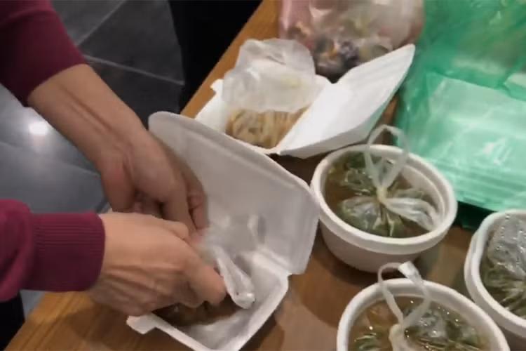 Ngoài Xuân Bắc, Minh Quân cũng vừa chia sẻ hình ảnh hậu trường Táo quân 2018 khi đăng tải clip các nghệ sĩ ăn tối muộn.