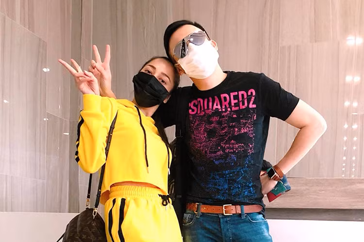 Bảo Anh và Dương Triệu Vũ bịt kín mít khi đi diễn.