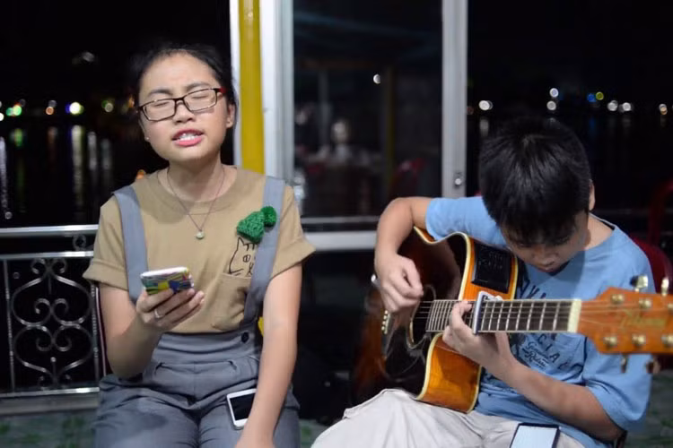 Sau cuộc thi Giọng hát Việt 2013, Phương Mỹ Chi và Quang Nhật từng có dịp hát chung tại một số sự kiện. Ảnh: Youtube