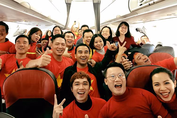 Dàn sao Việt reo hò cùng các cổ động viên Việt Nam trước khi máy bay cất cánh.