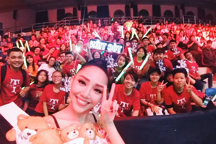 Tóc Tiên viết trên trang cá nhân: “Nhanh dễ sợ. 1 năm kể từ mùa Giọng hát Việt”.