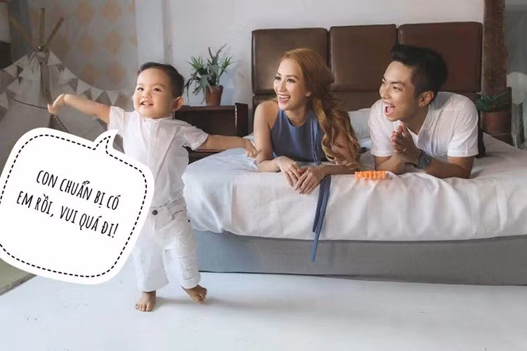 Khánh Thi - Phan Hiển chênh lệch nhau đến 12 tuổi. Sau nhiều sóng gió, cặp đôi thầy trò tận hưởng bình yên bên con trai Kubi và đứa con thứ 2 sẽ chào đời trong năm 2018.