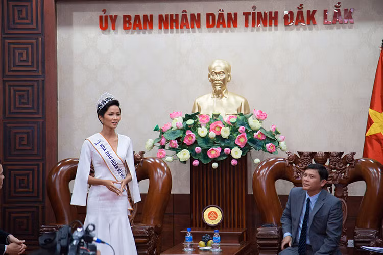 Rời sân bay, H'Hen Niê đến chào Uỷ ban nhân dân tỉnh Đắk Lắk. Trong buổi gặp gỡ, H'Hen Niê cho biết cô hạnh phúc, xúc động khi được trở về nhà, được chào đón nồng nhiệt.