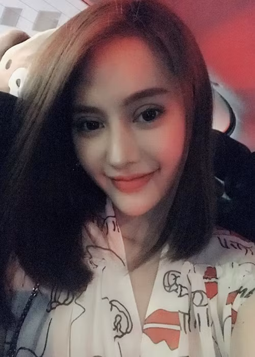 Linh Chi tâm sự: "Người ngoài thì cũng chỉ đánh giá theo khía cạnh người ngoài. Còn tất cả nội tình chỉ người trong cuộc mới hiểu".