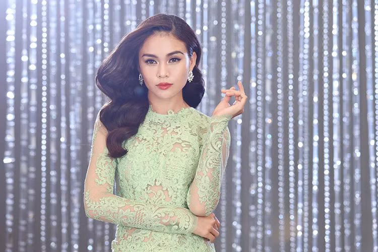 Mâu Thủy có lợi thế về sắc vóc, kinh nghiệm, sự bản lĩnh và được đông đảo khán giả yêu thích.