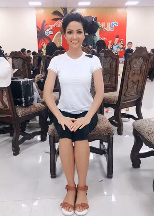 Hồng Ánh chia sẻ H’hen Niê nhiệt tình, hòa đồng, dễ thương, không ngại khó ngại khổ và rất tận tâm với dự án cộng đồng. Ảnh: Tiền Phong