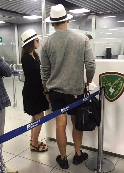 Kim Tae Hee được Bi Rain hết lòng cưng chiều lúc mang bầu. Nam diễn viên phim “Ngôi nhà hạnh phúc” thường xuyên nấu ăn cho vợ. Ảnh: Allkpop