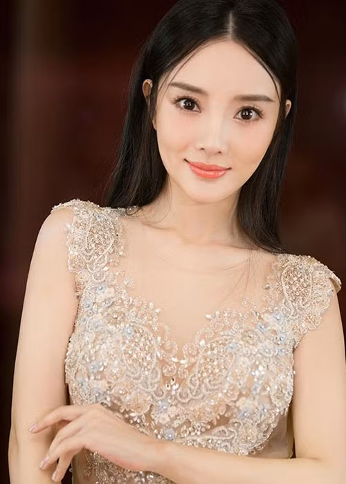 Nữ diễn viên phim "Phi Long thiên trì" đẹp mặn mà, quyến rũ. Ảnh: FBNV