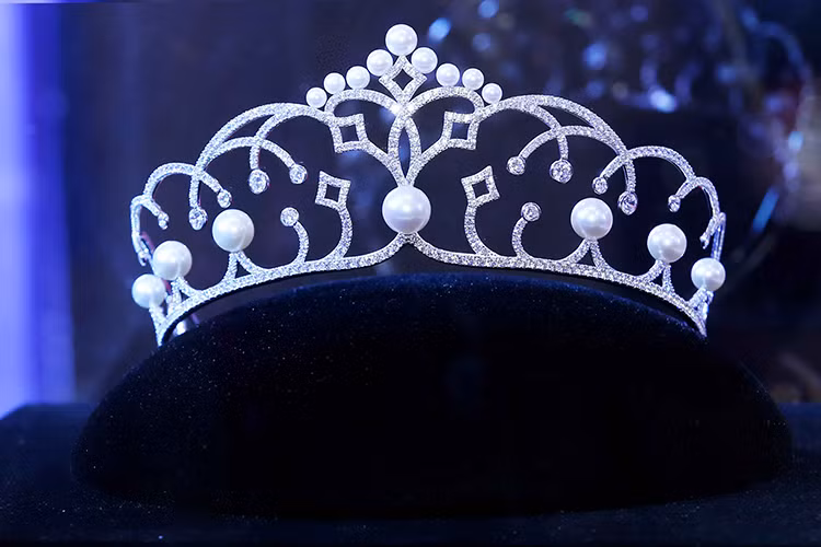 Bên cạnh vương miện ngọc trai Empower của tân hoa hậu, hai á hậu sẽ được trao vương miện Tiara theo đúng concept “Futurista – Người kế vị tương lai”.