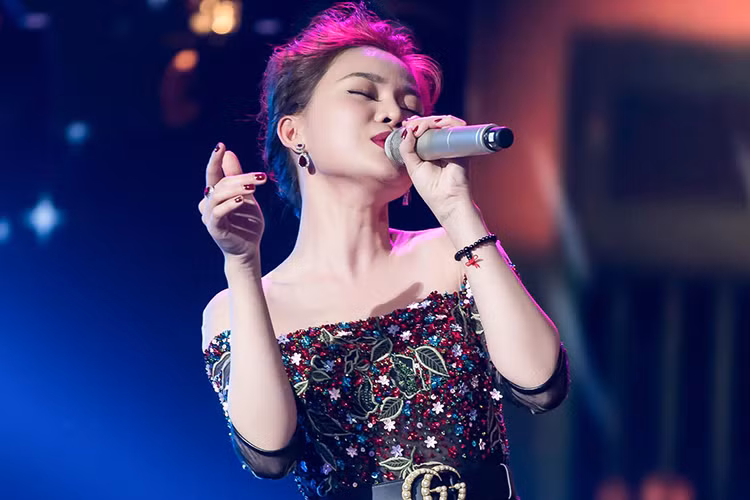 Năm 2009, Giang Hồng Ngọc được Hà Dũng giúp đỡ nhưng sự nghiệp vẫn lận đận nên cả hai không còn hợp tác sau 2 năm.