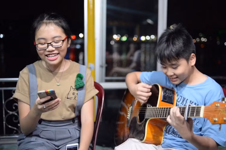 Phương Mỹ Chi và Quang Nhật song ca ca khúc "Huế, tình yêu của tôi". Ảnh: Youtube