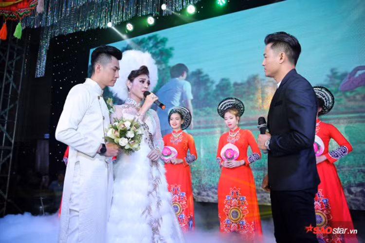 Lâm Khánh Chi thay áo dài long phụng khi hát trong ngày trọng đại của mình. Cô còn song ca với diễn viên Quý Bình. Ảnh: Saostar