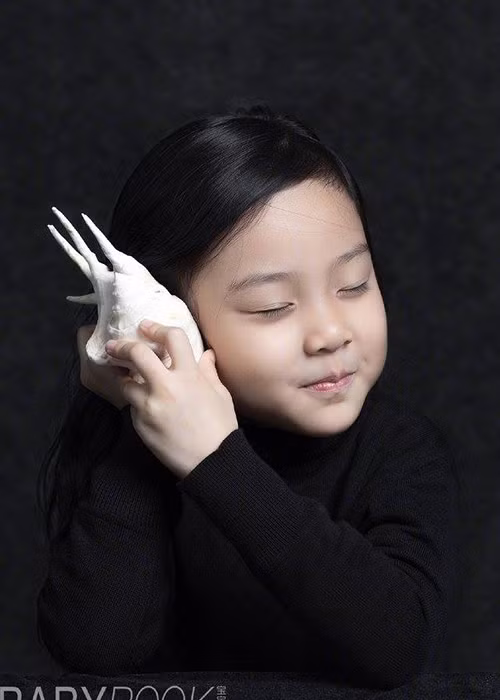 Được Giả Nãi Lượng cưng chiều, bé Vân Hinh rất quấn bố.