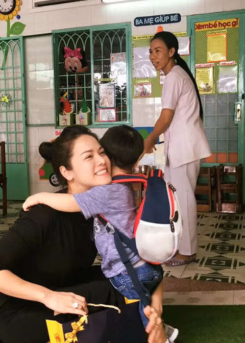 Khoảnh khắc con trai của Nhật Kim Anh không nỡ rời mẹ khi đến lớp học.