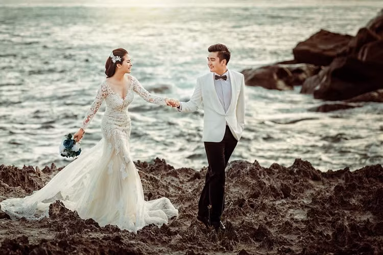 Vân Trang đăng ảnh cưới, kỷ niệm đúng 2 năm lên xe hoa.