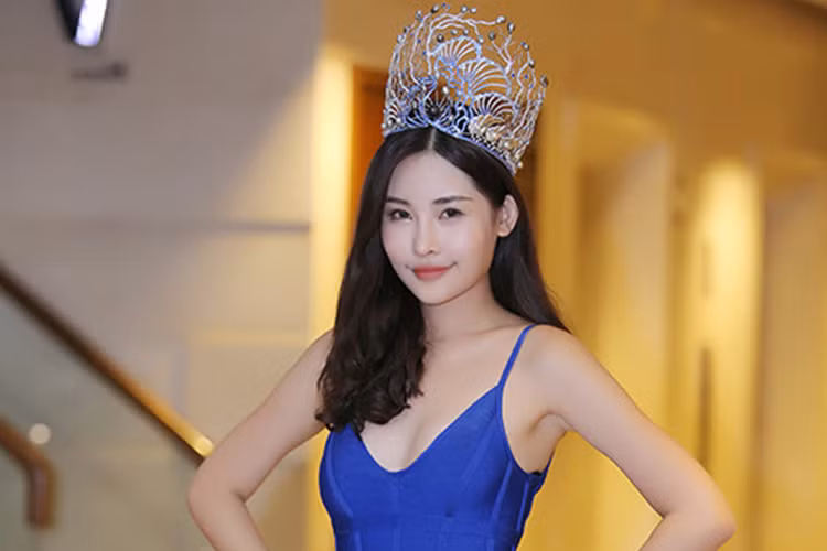 Giữa ồn ào, Ngân Anh thừa nhận cô từng sửa mũi nhưng khi tham gia Hoa hậu Đại dương 2017 cô đã tháo sụn mũi, trả lại nguyên trạng. Ảnh: BTC