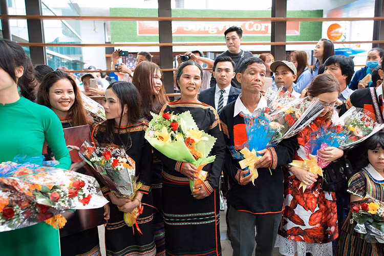 Bố mẹ, người thân và người dân quê nhà cũng diện trang phục dân tộc Ê-Đê để đón H'Hen Niê.