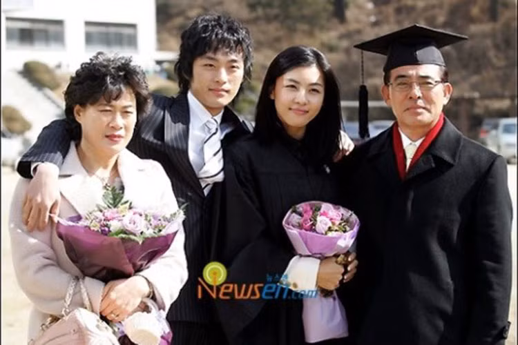 Hình ảnh của Jeon Tae Soo bên chị gái Ha Ji Won, mẹ và bố. Ảnh: Newsen