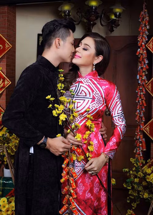  Lâm Khánh Chi vừa tung bộ ảnh bên chồng trẻ.