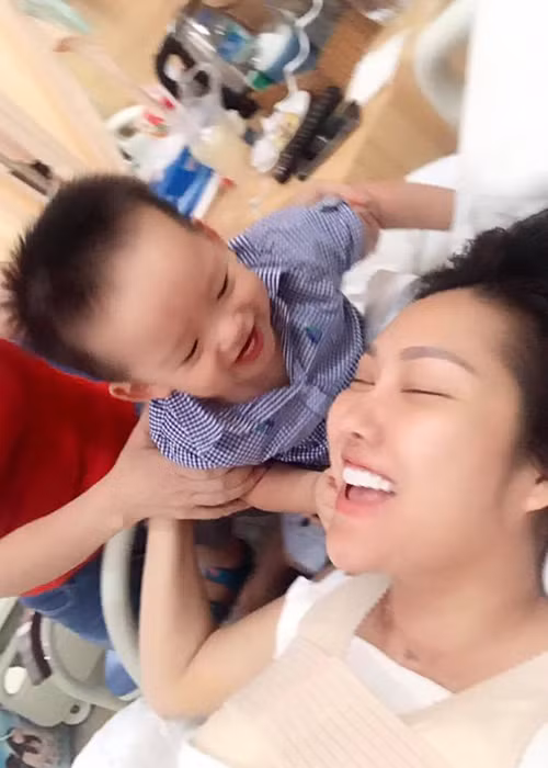 Nữ diễn viên phim “Cô gái xấu xí” vui vẻ bên cậu quý tử sau ca phẫu thuật thẩm mỹ tháng 7/2017.