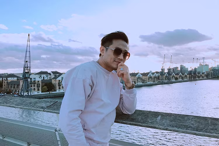 Nam diễn viên cho biết, bạn gái không hoạt động trong lĩnh vực nghệ thuật nhưng lại tư vấn cho anh rất nhiều từ trang phục đến bài hát. Ảnh: FBNV
