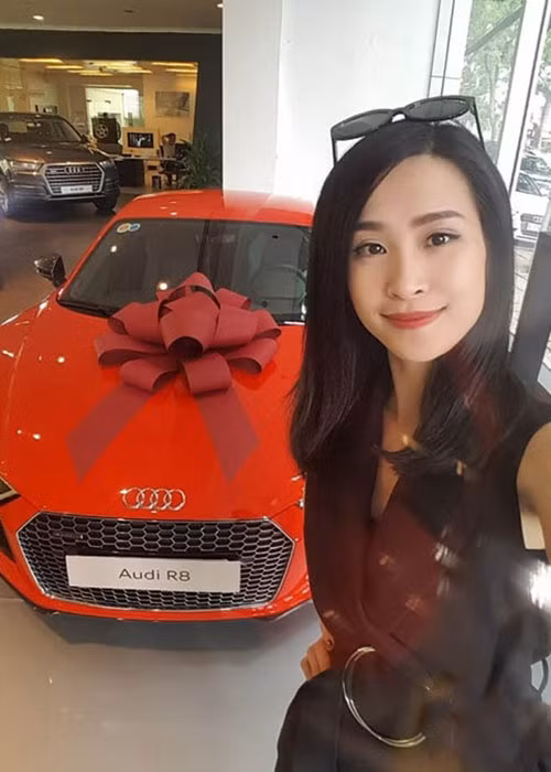 Đầu năm 2017, Ông Cao Thắng mua tặng cho bạn gái Đông Nhi chiếc siêu xe tại Việt Nam đã cộng thuế gần 13 tỷ đồng. Ảnh: FBNV