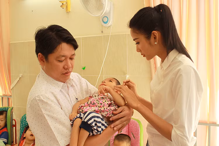 Gần đây, Hoàng Thùy đã đến thăm cơ sở nuôi dạy trẻ khuyết tật Thiên Phước, huyện Củ Chi, TP HCM.