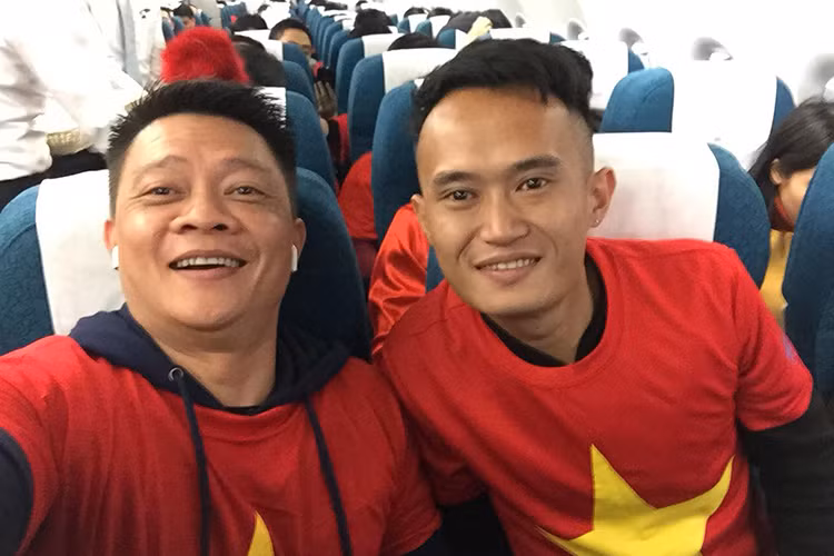 Trước khi bay tới Thường Châu cổ vũ U23 Việt Nam, BTV Quang Minh tâm sự: "“4h sáng tại sân bay quốc tế Nội Bài đã đông vui náo nức cờ đỏ sao vàng. Chưa bao giờ cổ động viên hồ hởi phấn khởi như thế. Chẳng chút áp lực nào đè lên vai họ. Không áp lực thắng thua, họ chỉ muốn sang để xem bóng đá nước nhà đang ở đỉnh cao vinh quang. Với tinh thần lạc quan đến lạ thường này mới chính điều các tuyển thủ và người hâm mộ cần. Chúng ta tin vào chiến thắng, tin vào nỗ lực và sức mạnh của U23 Việt Nam. Trận nào cũng là trận cuối. Việt Nam vô địch".