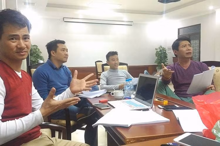 Ê-kíp Táo quân 2017 mỗi người một vẻ khi chụp ảnh kỷ niệm.