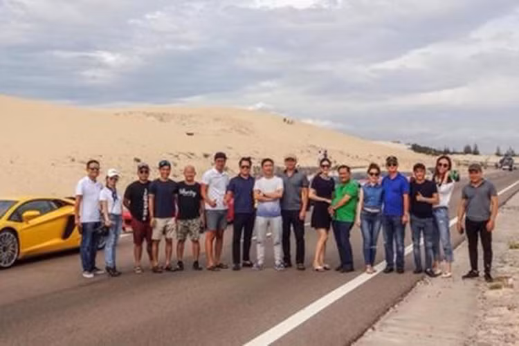 Cường Đôla và Đàm Thu Trang đang có chuyến du lịch cùng hội chơi siêu xe. Cả hai không e dè khi chụp hình với những người bạn.