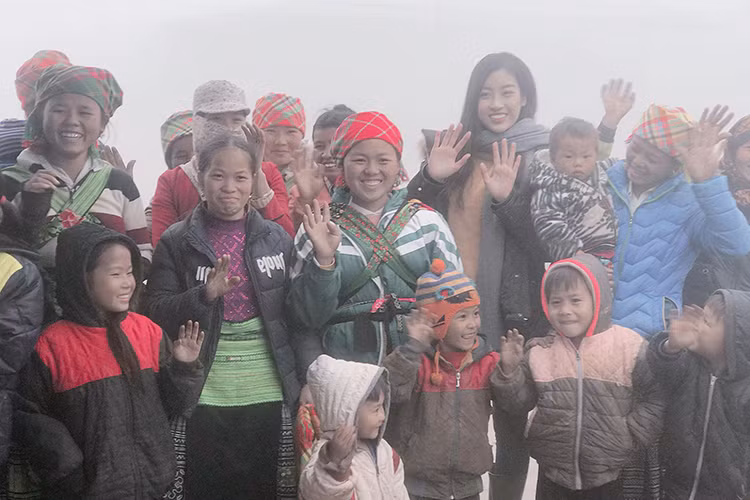 Hoa hậu Đỗ Mỹ Linh cảm thấy vui khi được bà con thôn Cu Vai nhận ra là một trong những tin tức sao Việt trong ngày 31/1.