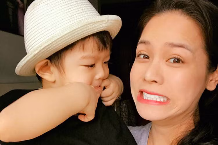 Trên trang cá nhân, Nhật Kim Anh thường xuyên đăng tải hình ảnh bên cậu con trai cưng.