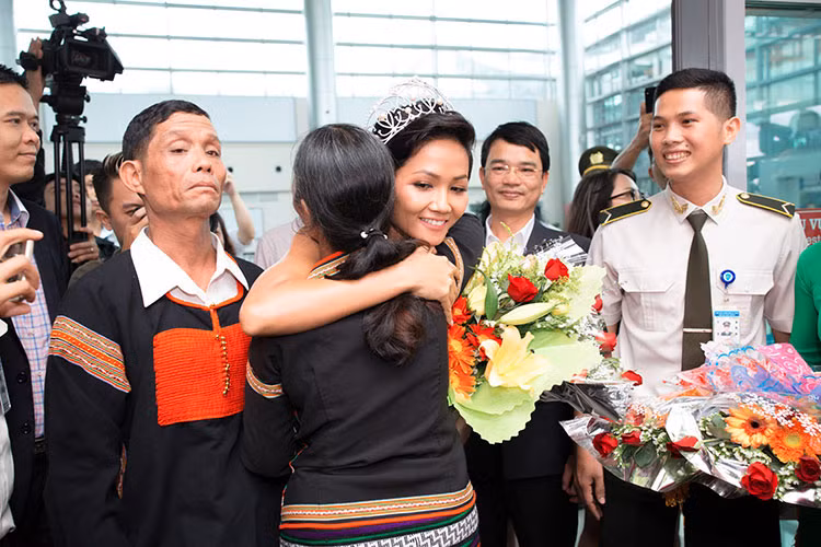 Trước đó, trong chung kết Hoa hậu Hoàn vũ Việt Nam 2017, bố mẹ của H'Hen Niê đều có mặt để ủng hộ con gái.